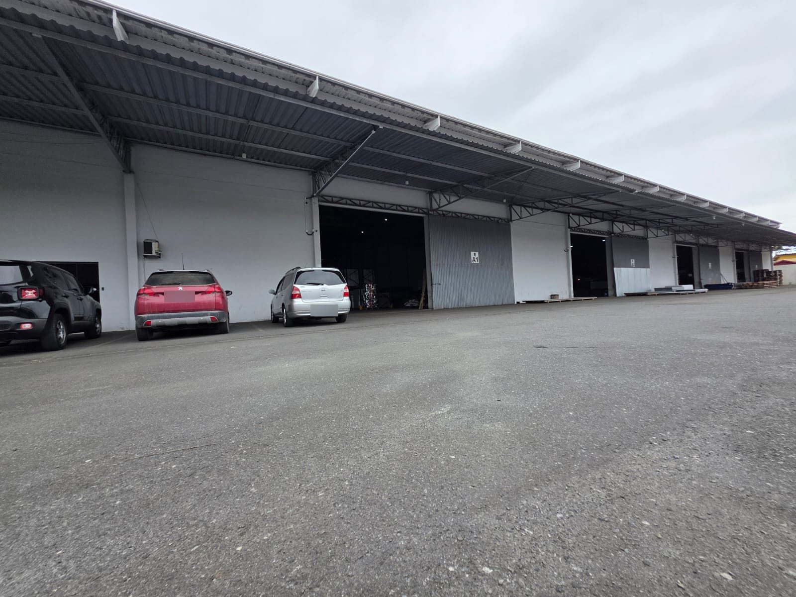 Armazém de 2.950 m² com amplo pátio no São João, perto do Porto de Itajaí – foto 1 de 11