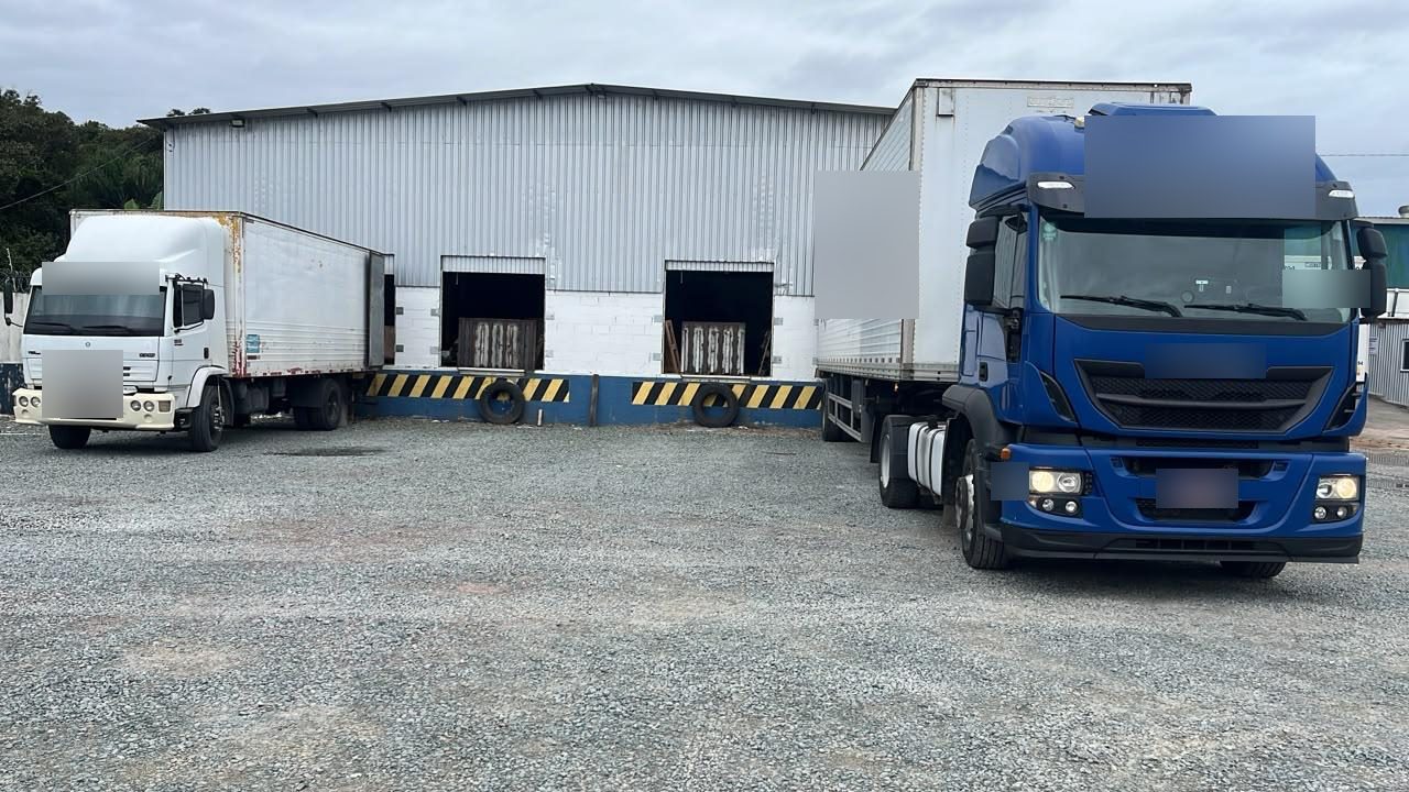 Galpão de 1.500 m² com 6 docas e pátio de 2.000 m² em Itaipava – foto 1 de 21