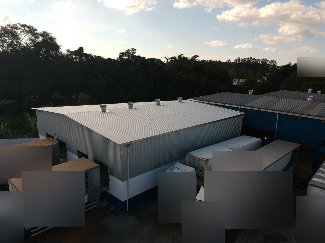 Galpão de 1.500 m² com 6 docas e pátio de 2.000 m² em Itaipava – foto 2 de 21