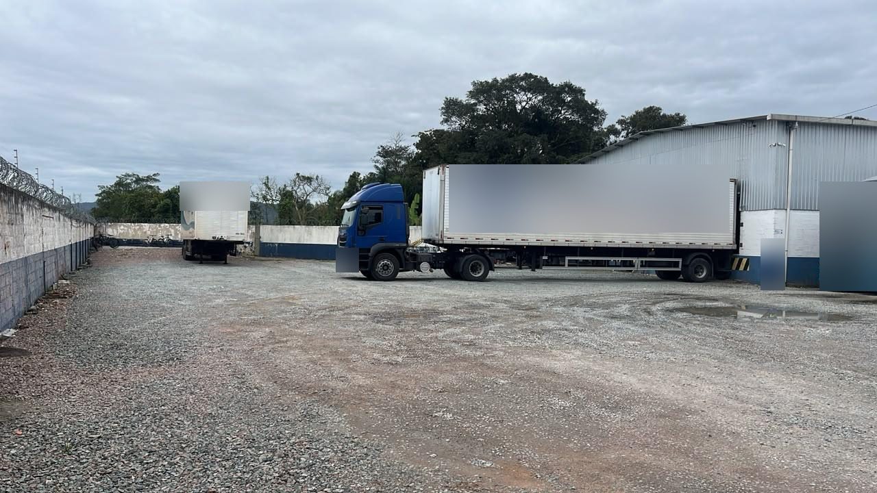 Galpão de 1.500 m² com 6 docas e pátio de 2.000 m² em Itaipava – foto 6 de 21