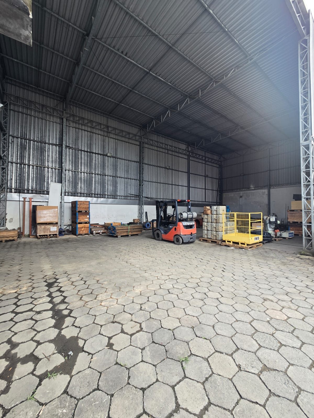 Prédio comercial com andar corporativo, armazém e estacionamento na Ressacada – foto 1 de 24