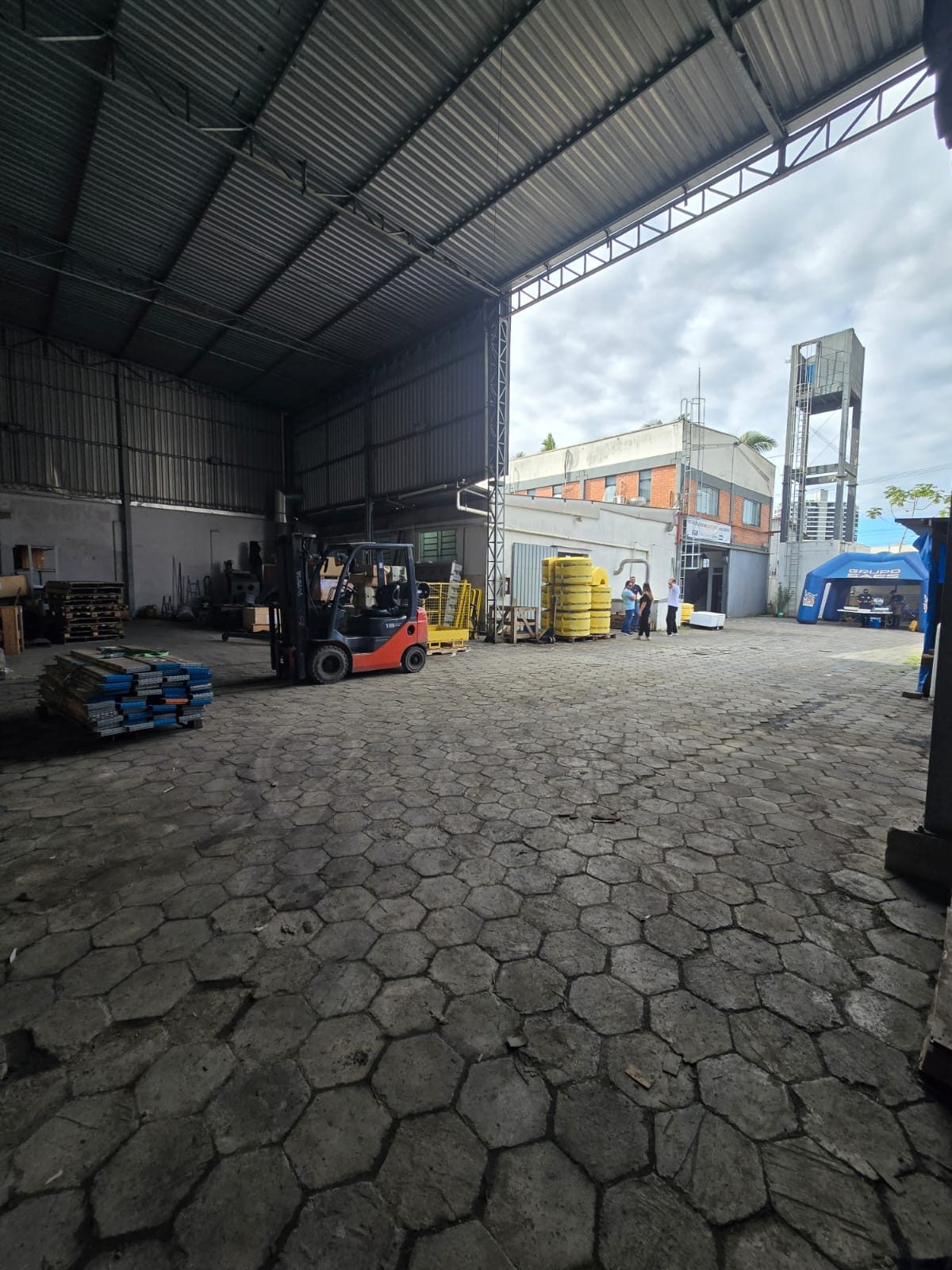 Prédio comercial com andar corporativo, armazém e estacionamento na Ressacada – foto 2 de 24