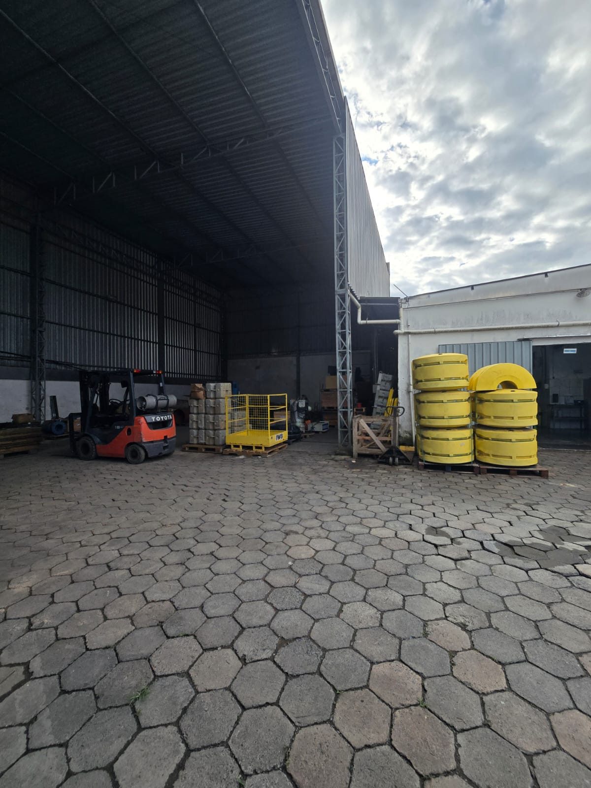 Prédio comercial com andar corporativo, armazém e estacionamento na Ressacada – foto 3 de 24