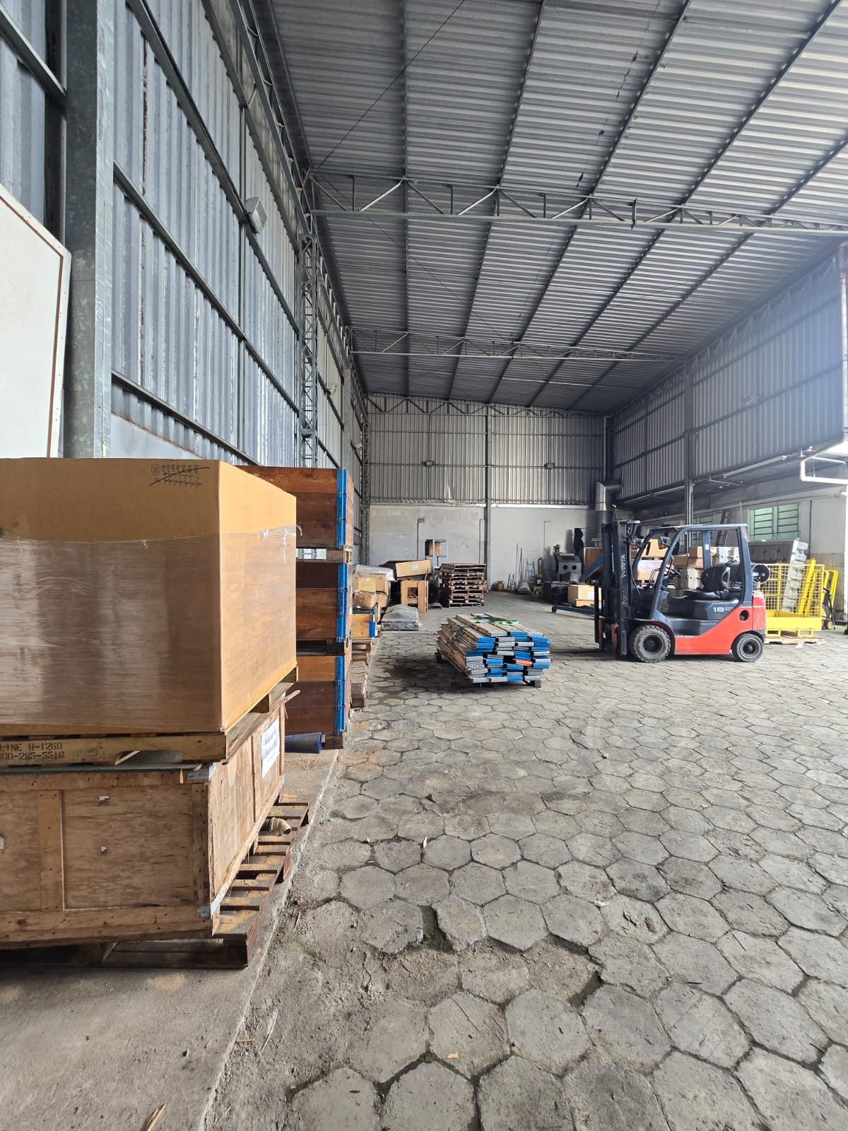 Prédio comercial com andar corporativo, armazém e estacionamento na Ressacada – foto 4 de 24