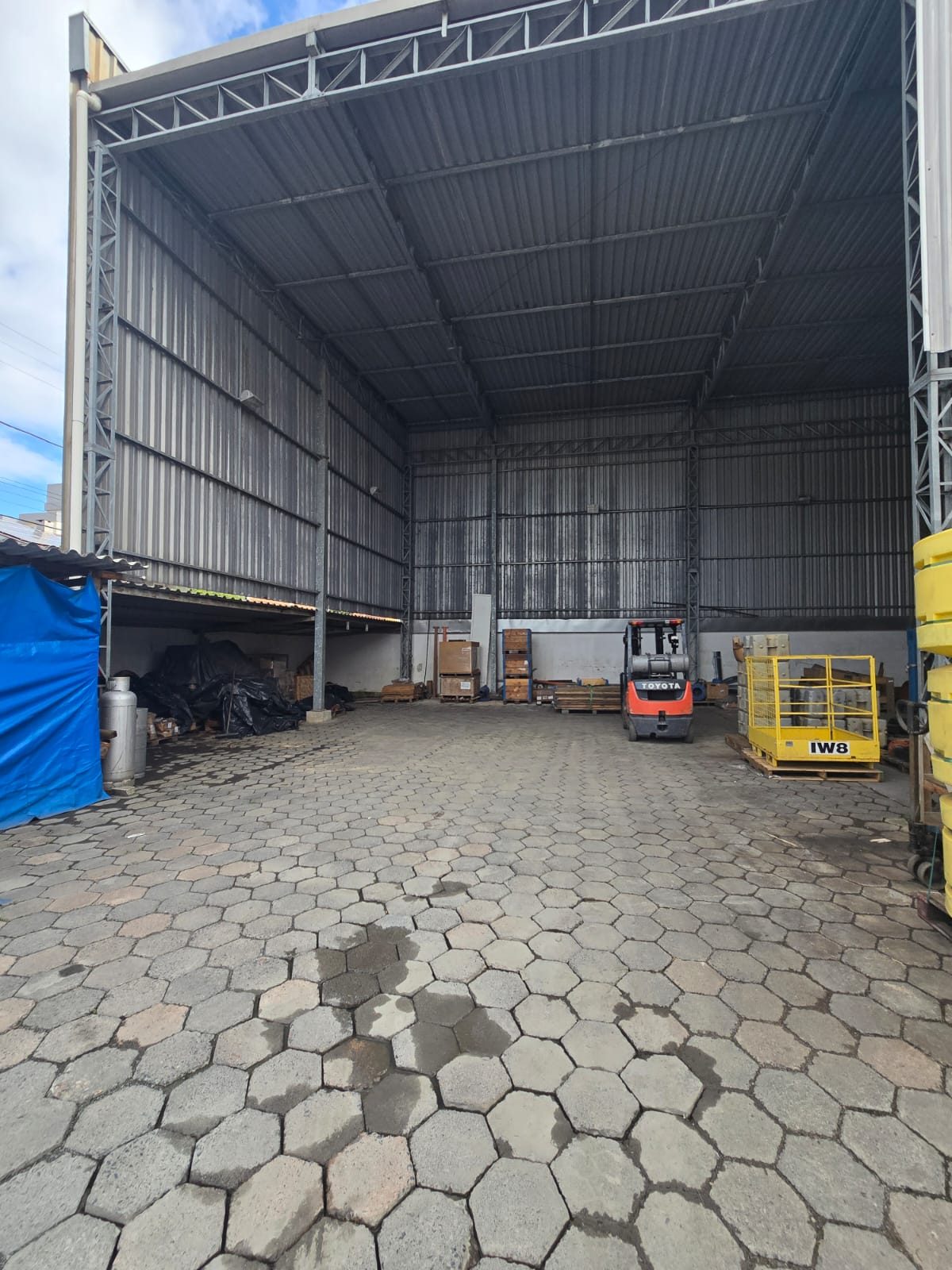 Prédio comercial com andar corporativo, armazém e estacionamento na Ressacada – foto 5 de 24